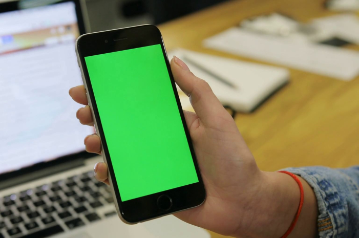 Пользователи пожаловались на позеленевшие экраны iPhone