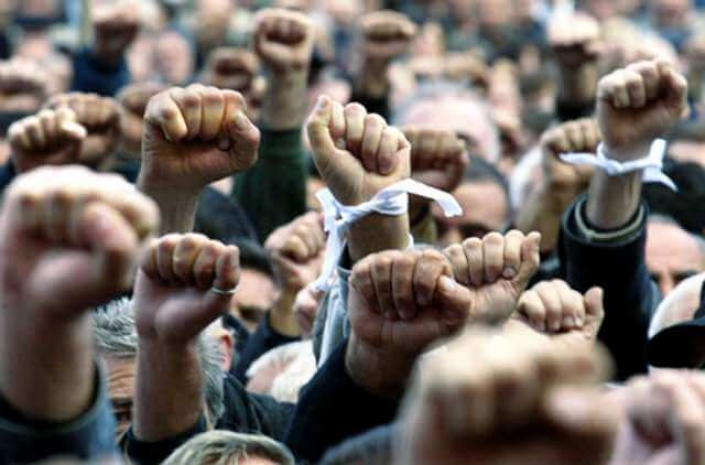 Алматинцы устроили митинг возле здания Нацбанка
