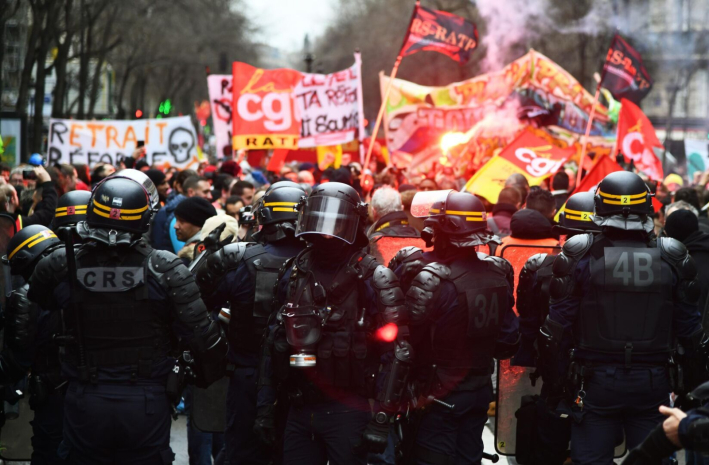 Около 70% французов выступают за вынесение вотума недоверия правительству страны