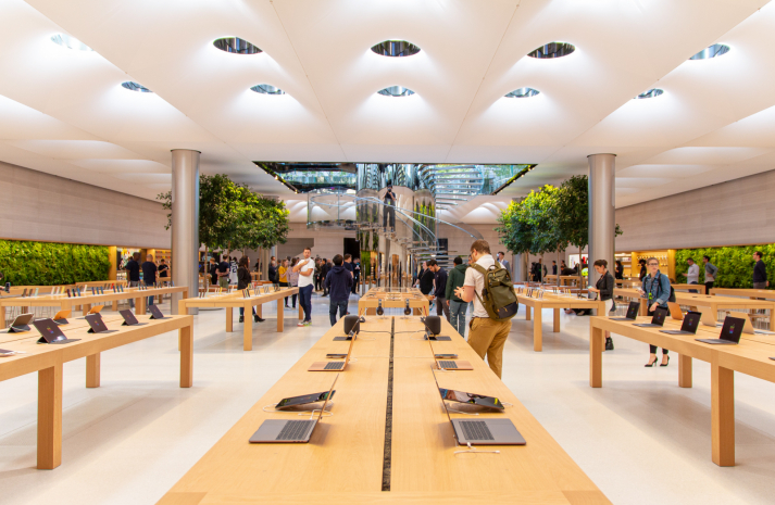 Магазины Apple вновь открылись в Москве