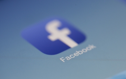 Facebook жасөспірімдерге ЖИ кейіпкерлерімен сөйлесуге тыйым салды