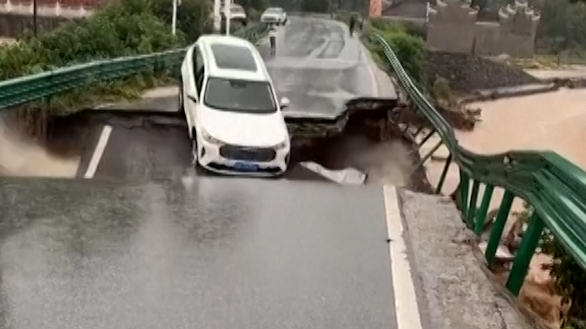 В Китае автомобиль смыло паводком после обрушения моста