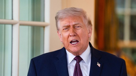 СМИ: Советники просят Трампа реже давать интервью из-за противоречивых заявлений