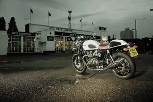 Мотоцикл Triumph Thruxton в версии Ace 2015 года