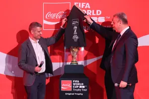 Сотни фанатов увидели Кубок ЧМ по футболу FIFA в Алматы