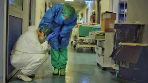 Около тысячи человек в мире погибли из-за мифов о коронавирусе