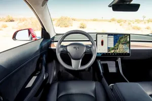 Tesla ограничит доступ к играм во время вождения