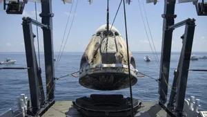 Crew Dragon с космонавтами вернулся на Землю
