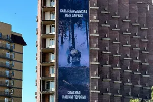 Баннер в честь пожарных появился в центре Семея