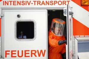 Россия весной начнет тесты вакцины от Эболы на приматах