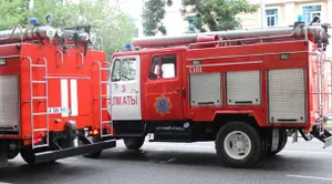 Пожарные машины не могли проехать к горящему дому в Астане