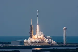 Первым туристом на SpaceX станет японский миллиардер