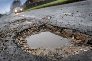 Из-за ямы на дороге водителя автобуса лишили прав в Павлодаре