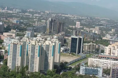 Дорожные полицейские Алматы патрулируют город на вертолетах